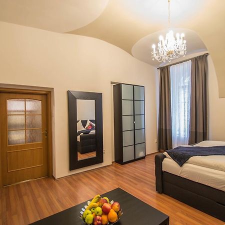 4Bdr Historical Spirit Apt By Ruterra Prága Kültér fotó