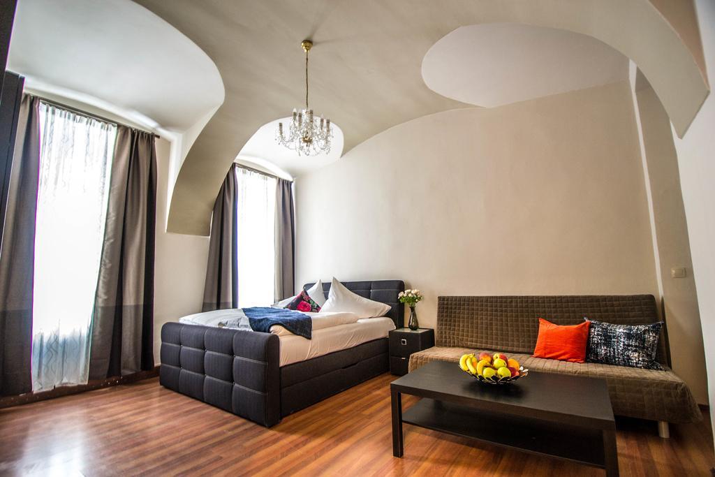 4Bdr Historical Spirit Apt By Ruterra Prága Kültér fotó