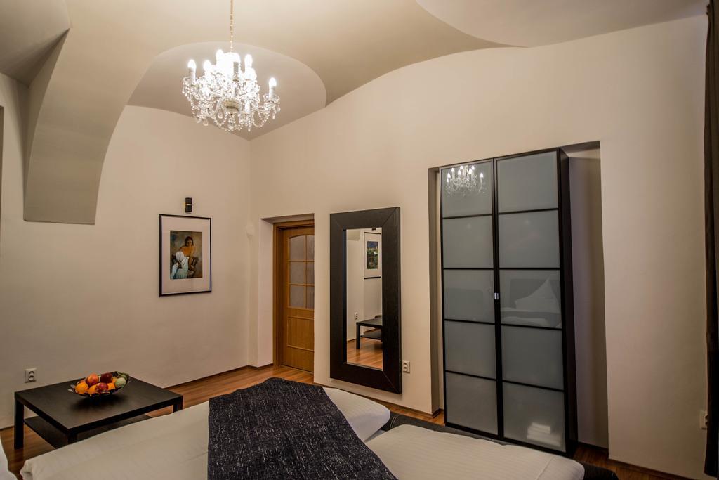 4Bdr Historical Spirit Apt By Ruterra Prága Kültér fotó